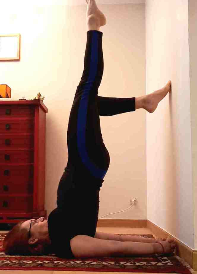 поза березки у стены