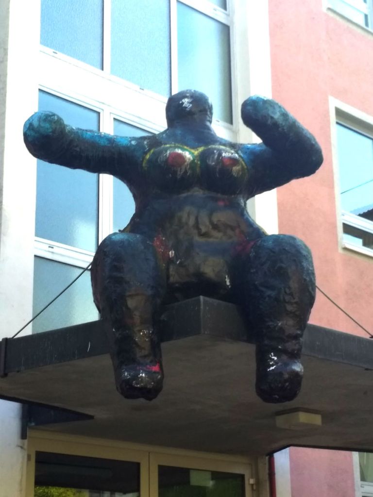 странные статуи в Оффенбурге