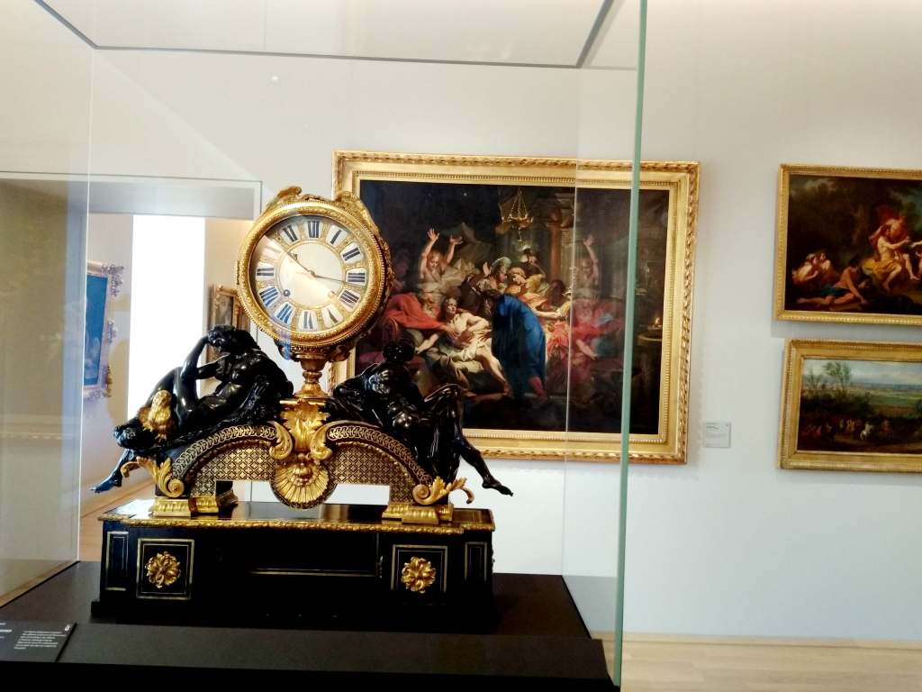 старинные часы еще идут