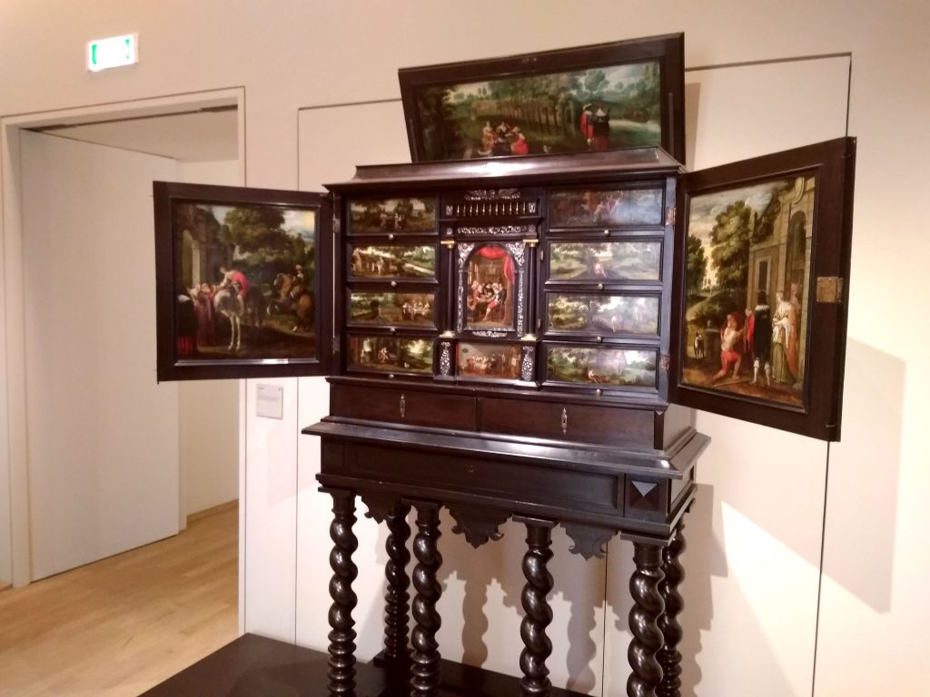 старинный столик с картинками