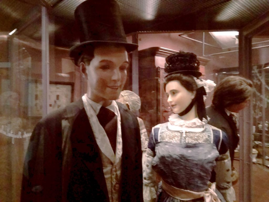 старинные костюмы в музее Бургундии