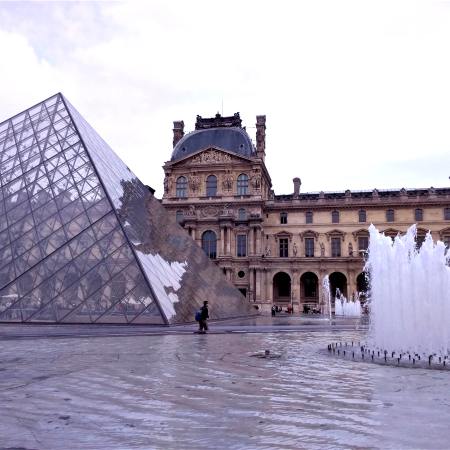 фонтаны Лувра Париж