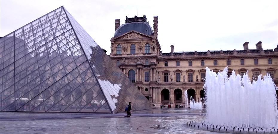 фонтаны Лувра Париж