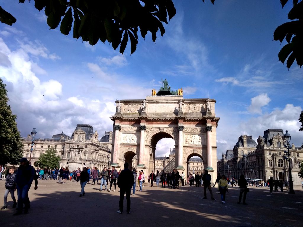 вход в Лувр