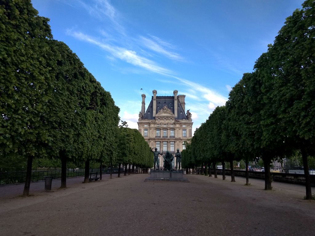 от Лувра недалеко