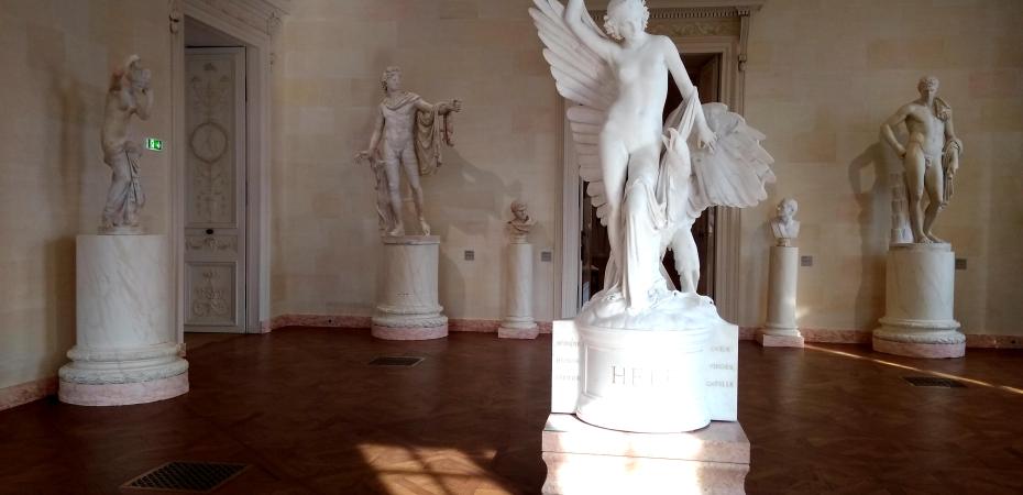 статуи в музее Бо-Арт