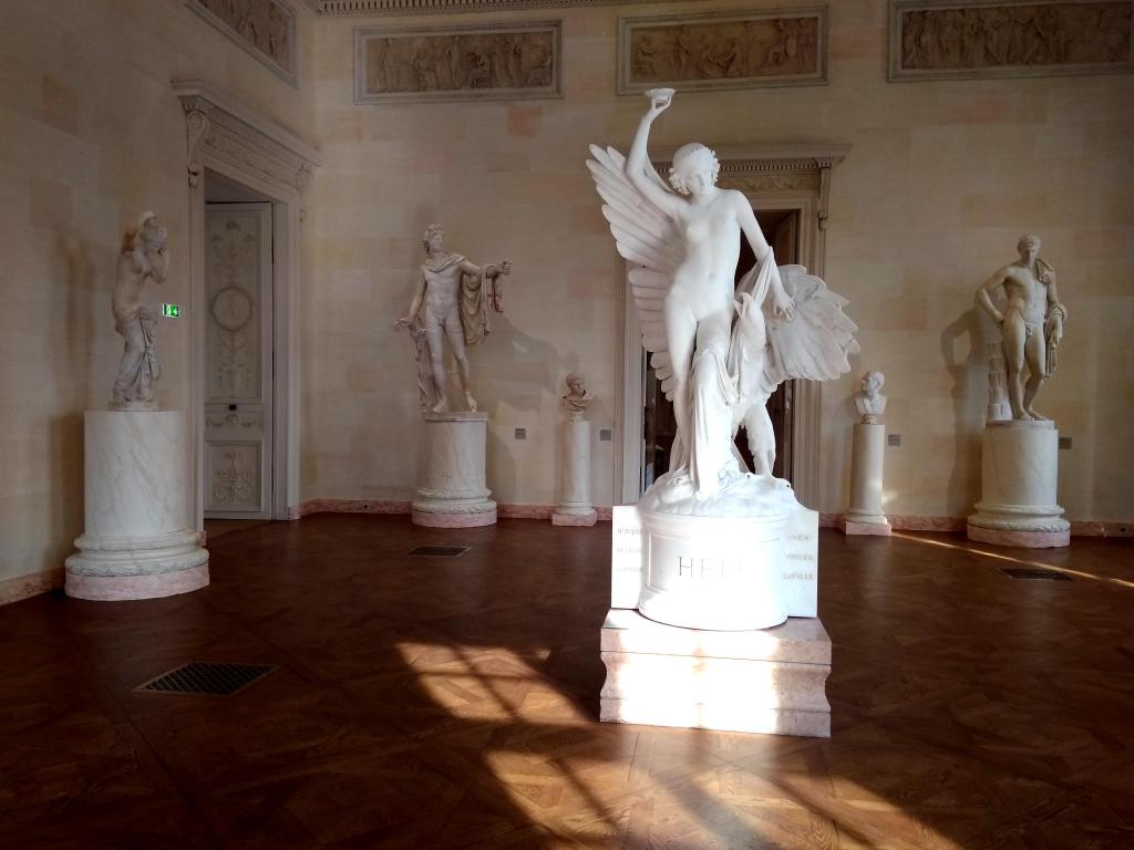 статуи в музее Бо-Арт