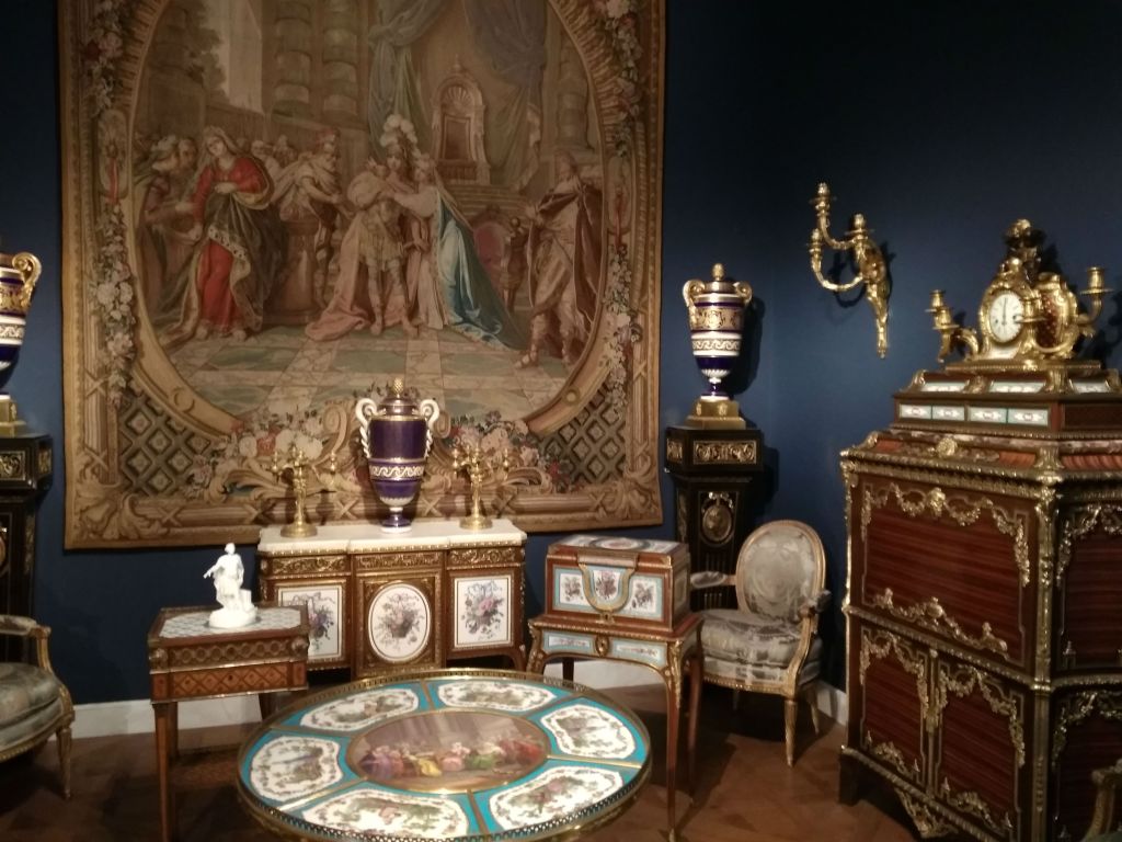 средневековая мебель в Лувре