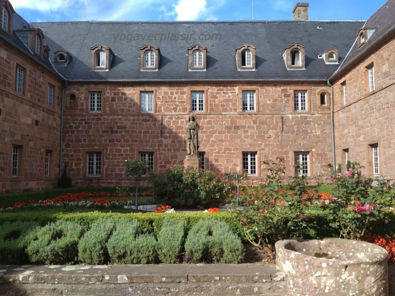 внутренний дворик монастыря